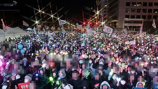 윤석열 대통령 탄핵소추안이 가결된 14일 국회 앞에서 열린 윤 대통령 탄핵 촉구 집회에 참가한 시민들이 기뻐하며 노래를 따라부르고 있다.<연합뉴스>